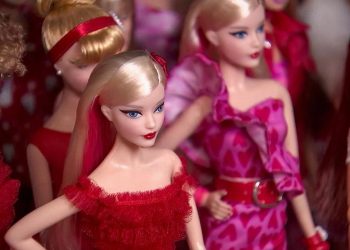 Desainer Busana Boneka Barbie Tutup Usia