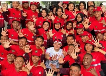 Mayor Teddy Berinteraksi dengan Paskibraka Nasional 2025 di Gladi Kotor HUT ke-80 RI