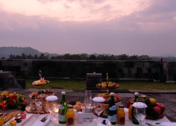Suasana Sarapan Sunrise yang Indah dengan Pemandangan Candi Borobudur