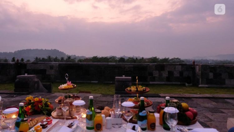 Suasana Sarapan Sunrise yang Indah dengan Pemandangan Candi Borobudur