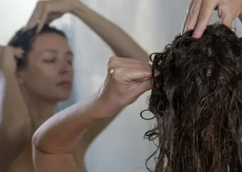 Kulit Kepala Gatal Tanpa Ganti Produk Perawatan Rambut, Apa Penyebabnya?