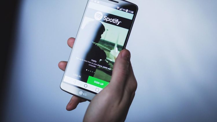 Boikot Spotify: Musisi Hengkang Usai CEO Investasi di Senjata Perang