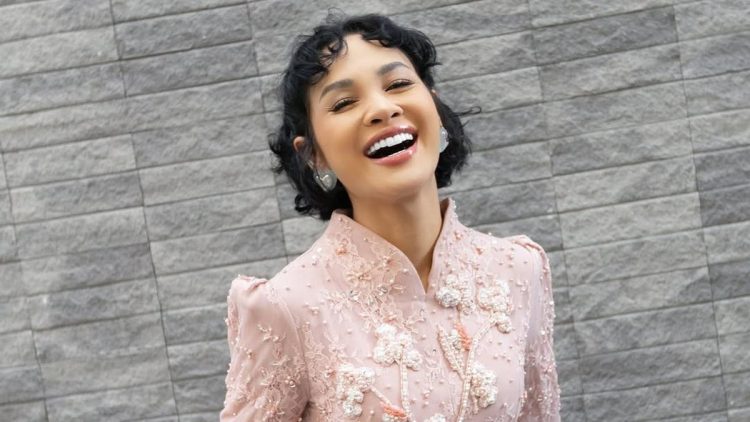 6 Gaya Andien Memukau Menggunakan Kebaya dengan Padu Padan Kain Jarit dan Celana Pendek Pink