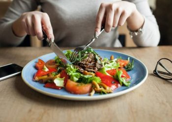 Makan Terlalu Cepat Dapat Picu Penyakit Serius yang Tampak Sepele