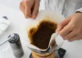 Cara Buang Sisa Kopi yang Benar Agar Tidak Mampet Saluran Air