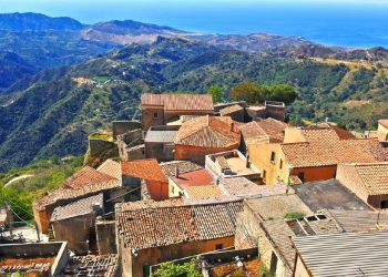 Turis Masuk Desa di Prancis Dikenakan Biaya dan Harus Tanpa Pakaian