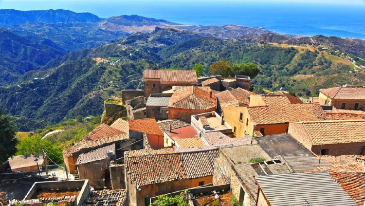 Turis Masuk Desa di Prancis Dikenakan Biaya dan Harus Tanpa Pakaian