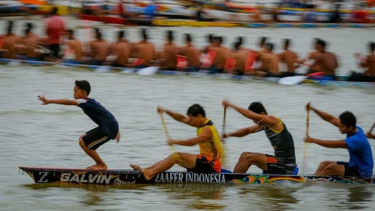 Pejabat Hadiri Pembukaan Festival Pacu Jalur 2025 di Riau