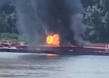 Helikopter Jatuh dan Menabrak Tongkang di Sungai, 2 Orang Tewas