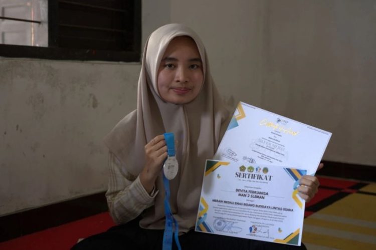 Kisah Devita, Anak Sopir Truk yang Diterima UGM dengan Subsidi UKT Penuh