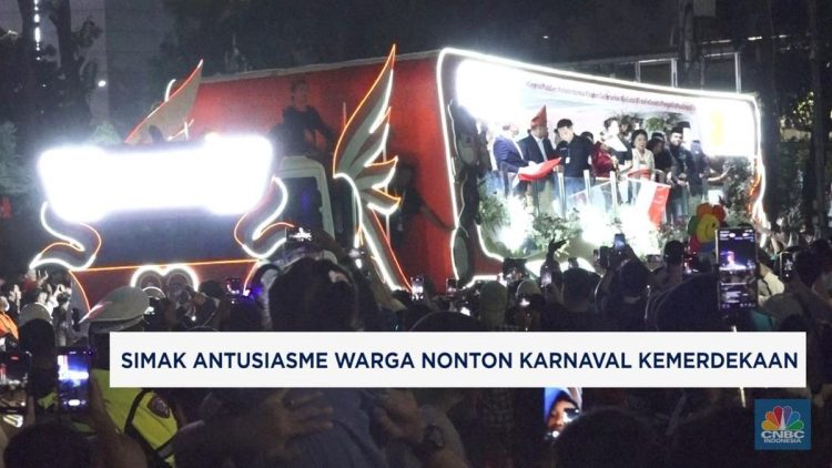 Antusiasme Warga Menyaksikan Karnaval Kemerdekaan