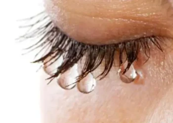 Asal Rasa Asin pada Air Mata dan Manfaatnya untuk Kesehatan Mata