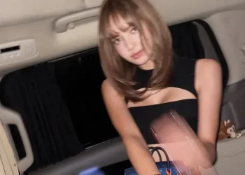 Lisa BLACKPINK Tampil Santai Dengan Tas Hermes Birkin Langka Senilai Rp5 Miliar