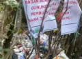 Sampah Menumpuk di Dekat Peringatan Jangan Buang Sampah Sembarangan di Gunung Gede Pangrango