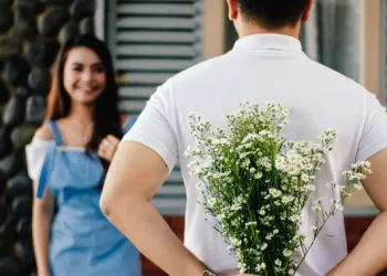 Kode Tersembunyi Pria yang Menunjukkan Ia Jatuh Cinta Menurut Psikologi