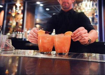 Travis Kelce Sajikan ‘Koktail Taylor Swift’ di Restoran yang Dikelolanya