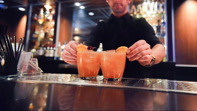 Travis Kelce Sajikan ‘Koktail Taylor Swift’ di Restoran yang Dikelolanya