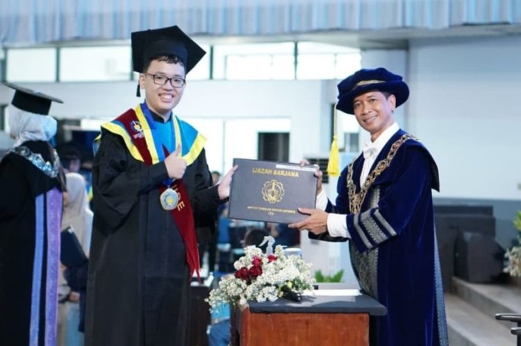Cerita Wisudawan Terbaik ITS dengan Nilai IPK Tertinggi Alexander Weynard