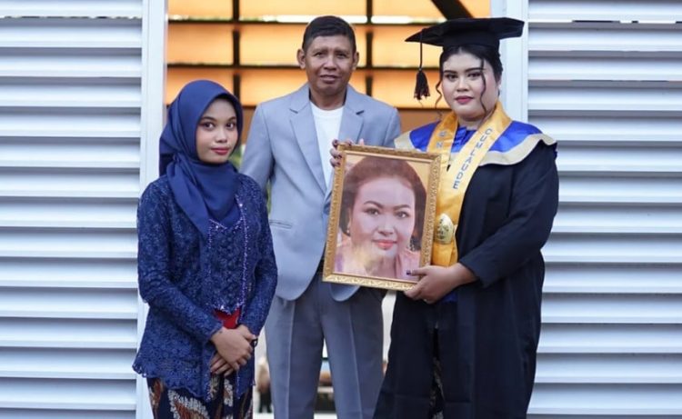 Kisah Inspiratif Anak Driver Ojol Lulus Cumlaude dari Undip dengan IPK 3,95