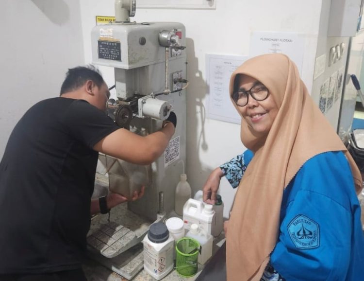 Kisah Wisudawan Tertua ITS Usia 63 Tahun Raih IPK 3,95