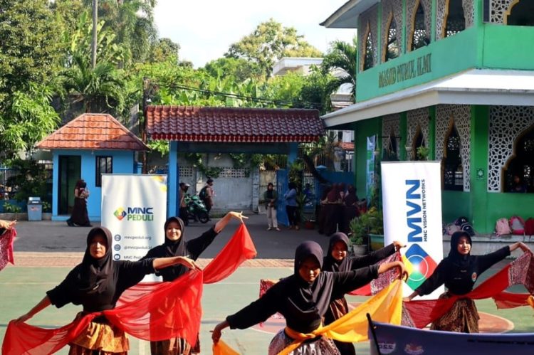 Pelatihan dan Pameran Seni di SMPN 220 oleh MNC Vision Networks dan MNC Peduli