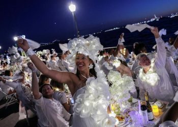 Sensasi Makan Malam Misterius Diner En Blanc di Kota New York