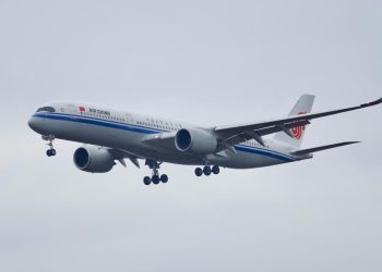 Pesawat Mendarat Darurat di Shanghai Akibat Powerbank Terbakar di Tengah Penerbangan