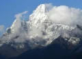 Hampir seribu pendaki terjebak badai salju di perkemahan lereng Gunung Everest