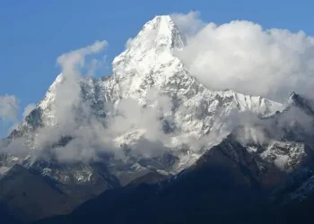 Hampir seribu pendaki terjebak badai salju di perkemahan lereng Gunung Everest