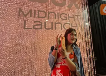 Pembeli Pertama iPhone 17 Pro Max Antre Sejak Jam 3 Pagi Demi Mystery Box Rp 8 Juta