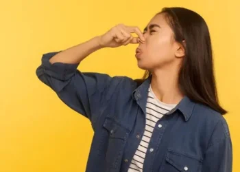 Penyebab Lipatan Hitam, Lembap, dan Bau serta Solusinya