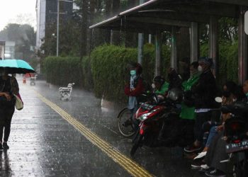 Hujan Jakarta Terkontaminasi Mikroplastik, MenLH Hanif: Ini Tak Bisa Dihindari