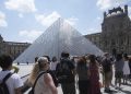 Jendela Pecah Museum Louvre Setelah Pencurian Koleksi Berlian Jadi Objek Wisata di Paris