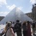 Jendela Pecah Museum Louvre Setelah Pencurian Koleksi Berlian Jadi Objek Wisata di Paris