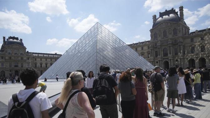 Jendela Pecah Museum Louvre Setelah Pencurian Koleksi Berlian Jadi Objek Wisata di Paris