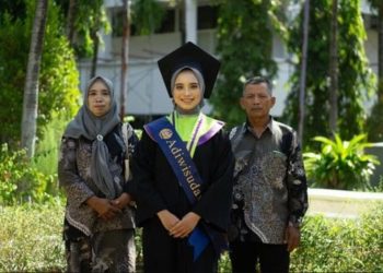 Dulu Hampir Tak Kuliah, Anak Petani Ini Menjadi Wisudawan Terbaik Unesa dengan IPK 3,93