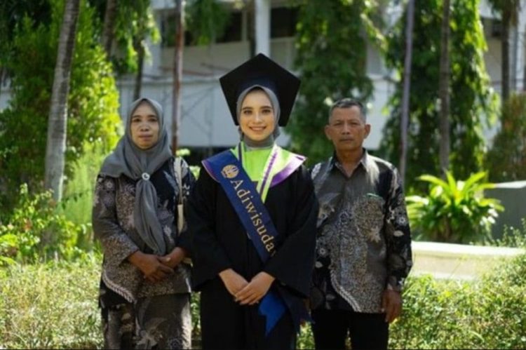 Dulu Hampir Tak Kuliah, Anak Petani Ini Menjadi Wisudawan Terbaik Unesa dengan IPK 3,93