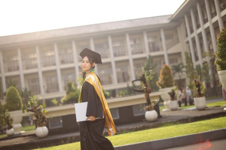 Kisah Wisudawan Termuda S2 UGM Amanda Eka Lupita di Usia 22 Tahun