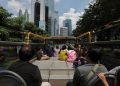 Bus Tingkat Atap Terbuka di Jakarta Kini Menyediakan Rute Wisata Sejarah