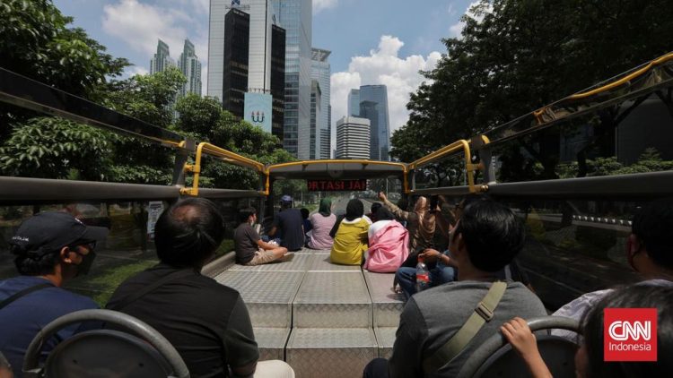 Bus Tingkat Atap Terbuka di Jakarta Kini Menyediakan Rute Wisata Sejarah