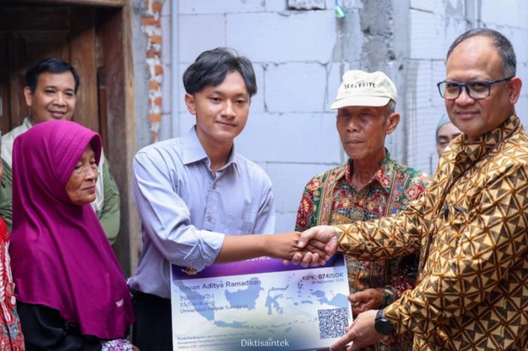 Penerima KIP Kuliah di Unesa Ingin Membahagiakan Kakek dan Neneknya