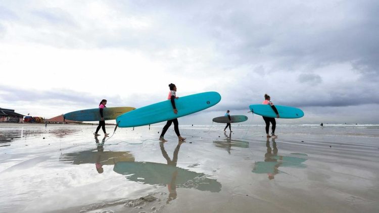 Ibu-Ibu Surfing, Terapi untuk Menghilangkan Stres di Afrika Selatan