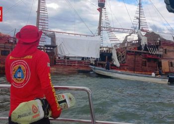 Replika Kapal Christopher Columbus Hanyut di Meksiko