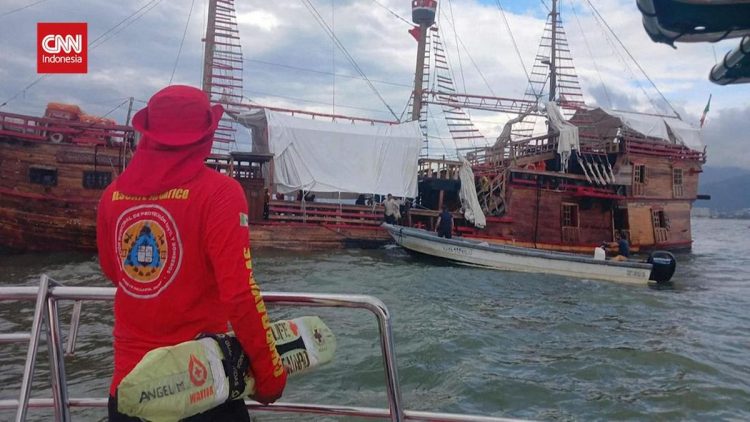 Replika Kapal Christopher Columbus Hanyut di Meksiko