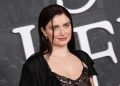 Putri Bono Eve Hewson Berani Pakai Bra Menerawang di Karpet Merah Premiere Film Netflix