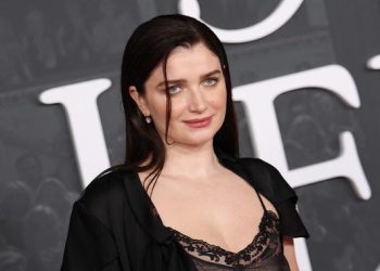 Putri Bono Eve Hewson Berani Pakai Bra Menerawang di Karpet Merah Premiere Film Netflix