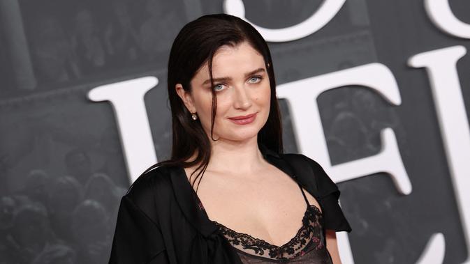 Putri Bono Eve Hewson Berani Pakai Bra Menerawang di Karpet Merah Premiere Film Netflix