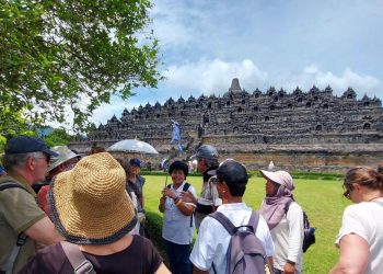 Rombongan Wisata Premium dari Prancis Kunjungi Candi Borobudur dan Prambanan Menggunakan Pesawat Carter