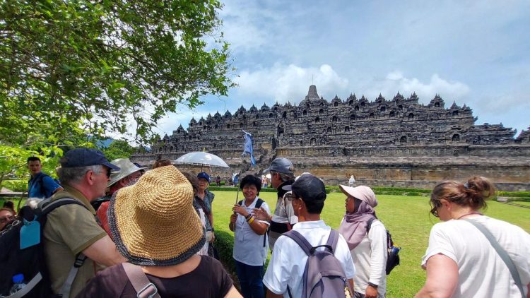 Rombongan Wisata Premium dari Prancis Kunjungi Candi Borobudur dan Prambanan Menggunakan Pesawat Carter
