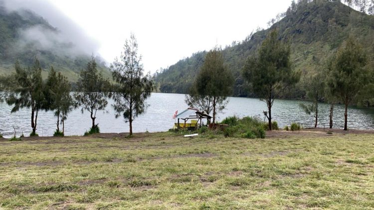 Pendaki Menginap di Ranu Kumbolo Saat Erupsi Gunung Semeru